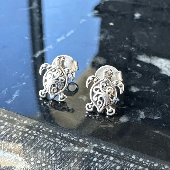 ♡ SILVER Turtle Minimalist Stud GIFT Earrings - Picture 3 of 4
